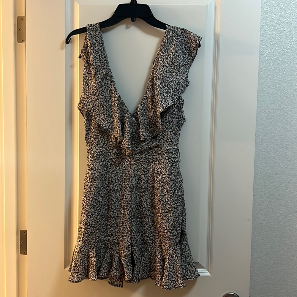 Size small cute romper! Key hole back and never worn. New with tags!!